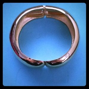 Vtg Gold tone 1" thick bangle bracelet hinged